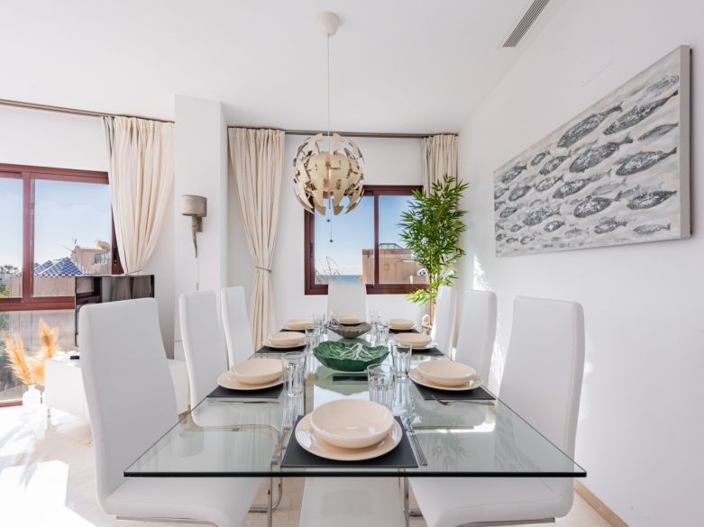 Ático Elegante en Primera Línea de Playa con Vistas Panorámicas al Mar y la Montaña en Costalita!