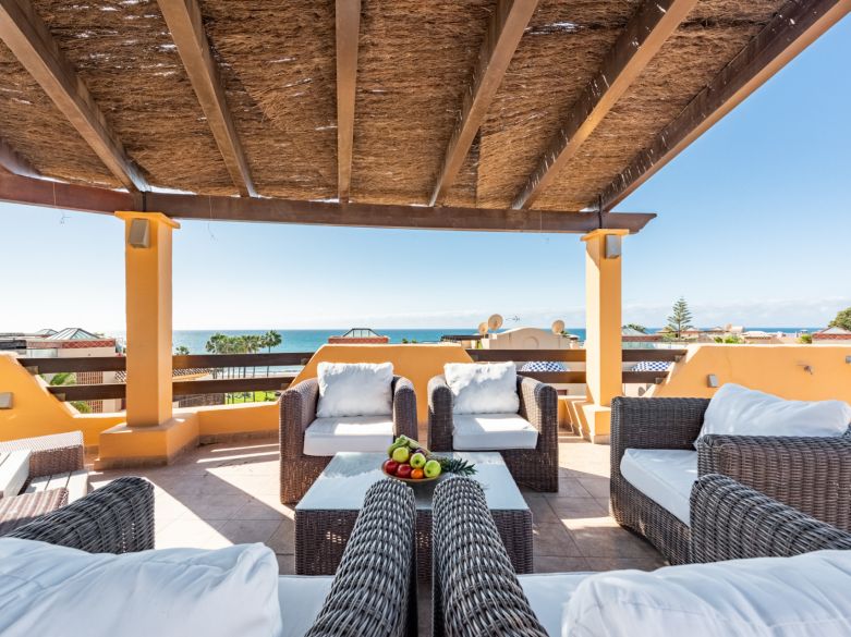 Ático Elegante en Primera Línea de Playa con Vistas Panorámicas al Mar y la Montaña en Costalita!