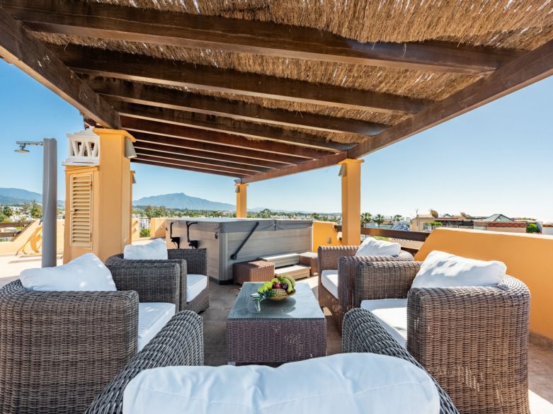 Ático Elegante en Primera Línea de Playa con Vistas Panorámicas al Mar y la Montaña en Costalita!
