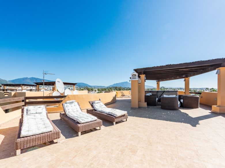 Ático Elegante en Primera Línea de Playa con Vistas Panorámicas al Mar y la Montaña en Costalita!