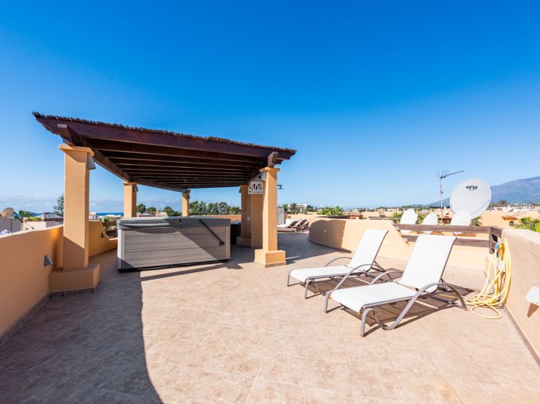 Ático Elegante en Primera Línea de Playa con Vistas Panorámicas al Mar y la Montaña en Costalita!