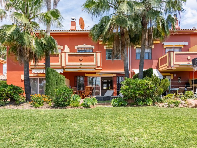 Elegant Townhouse in a Desirable Community Near Marbella