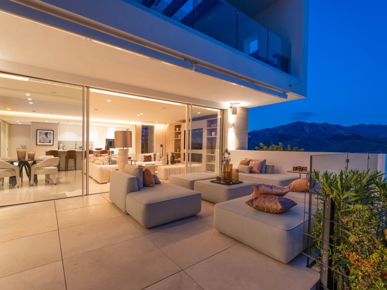 Exquisito apartamento con jardín en el fabuloso complejo Palo Alto, sobre la ciudad de Marbella.