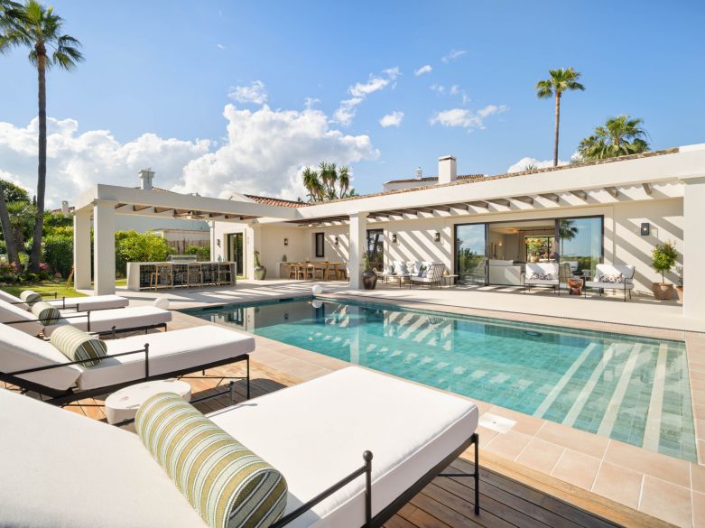 Elegante villa de estilo mediterráneo con un toque contemporáneo en Nueva Andalucía