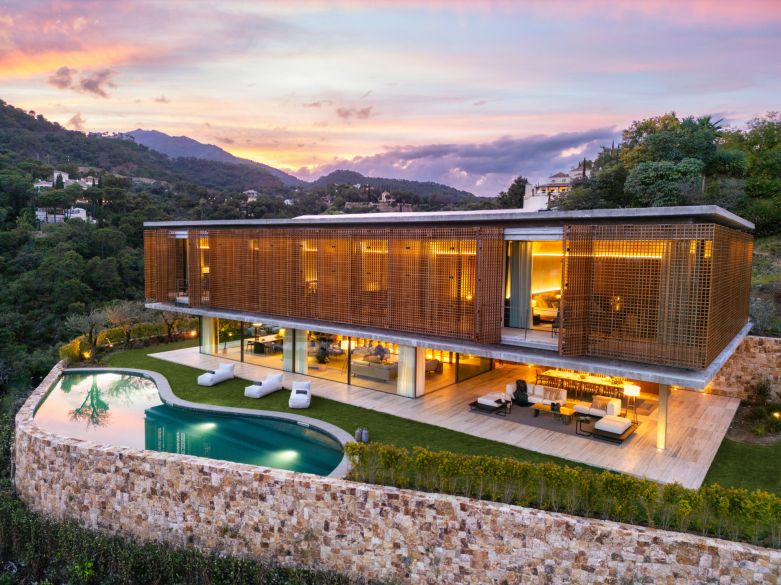 ¡Vida refinada en una villa moderna de nueva construcción en las colinas de Benahavís!