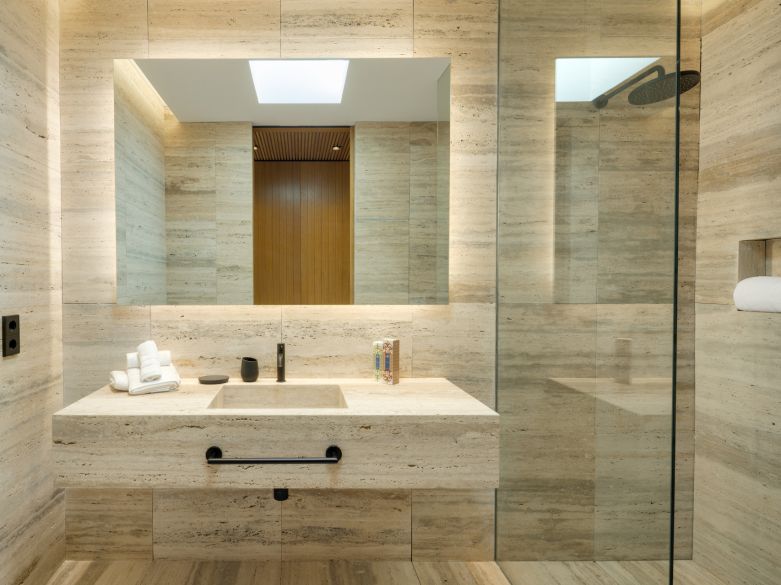 ¡Vida refinada en una villa moderna de nueva construcción en las colinas de Benahavís!