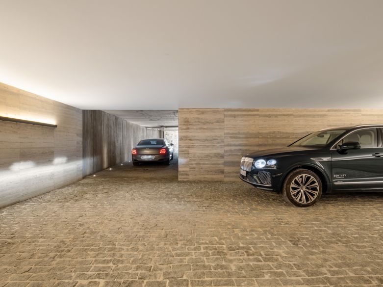 ¡Vida refinada en una villa moderna de nueva construcción en las colinas de Benahavís!