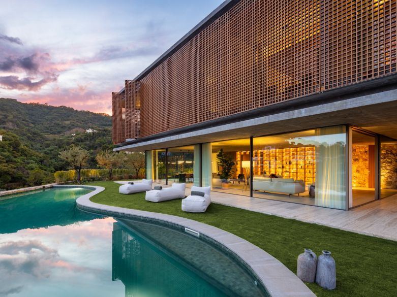 ¡Vida refinada en una villa moderna de nueva construcción en las colinas de Benahavís!