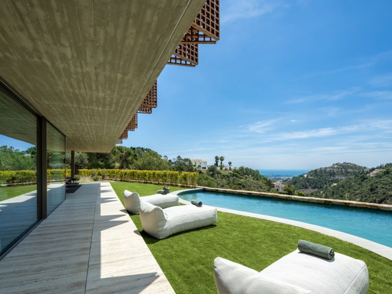 ¡Vida refinada en una villa moderna de nueva construcción en las colinas de Benahavís!