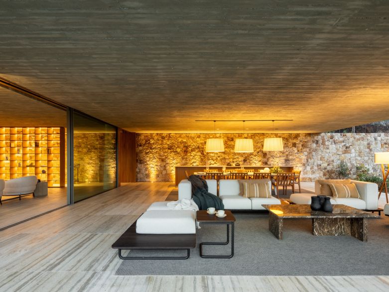 ¡Vida refinada en una villa moderna de nueva construcción en las colinas de Benahavís!