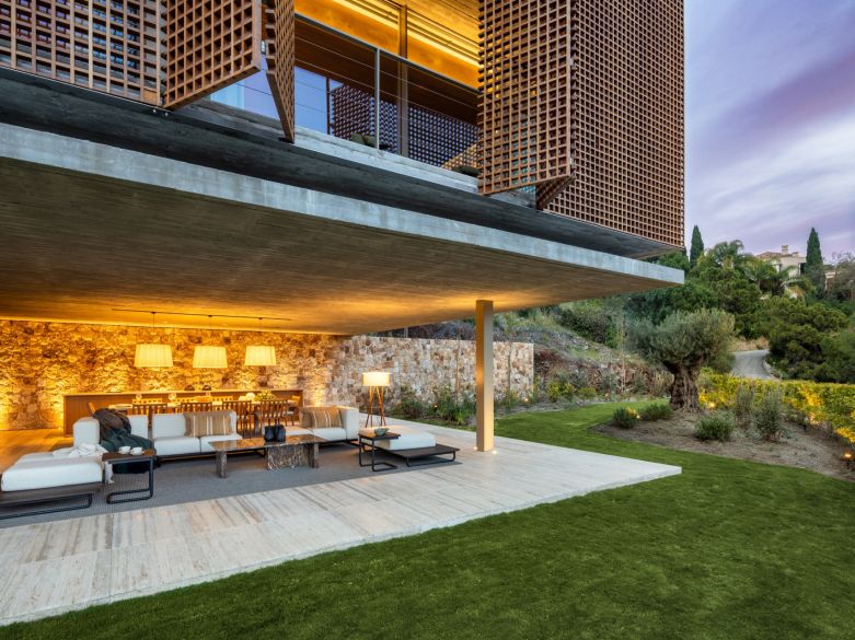 ¡Vida refinada en una villa moderna de nueva construcción en las colinas de Benahavís!