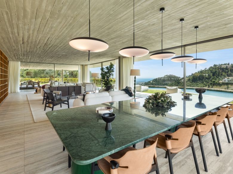 ¡Vida refinada en una villa moderna de nueva construcción en las colinas de Benahavís!