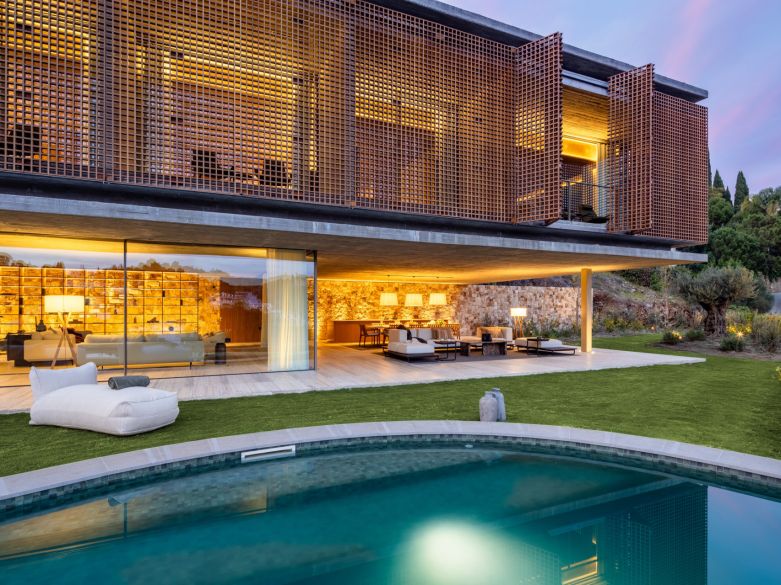 ¡Vida refinada en una villa moderna de nueva construcción en las colinas de Benahavís!