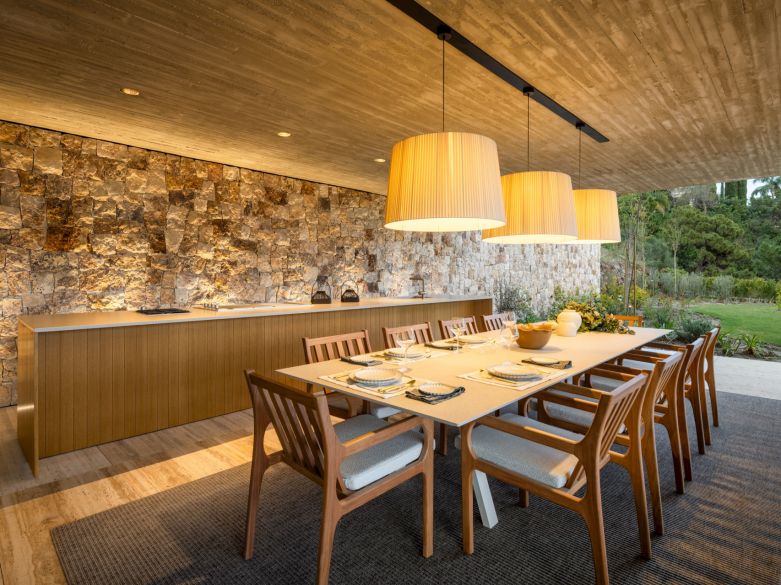 ¡Vida refinada en una villa moderna de nueva construcción en las colinas de Benahavís!