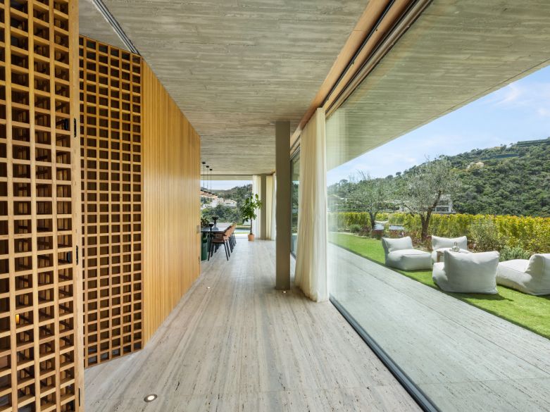 ¡Vida refinada en una villa moderna de nueva construcción en las colinas de Benahavís!