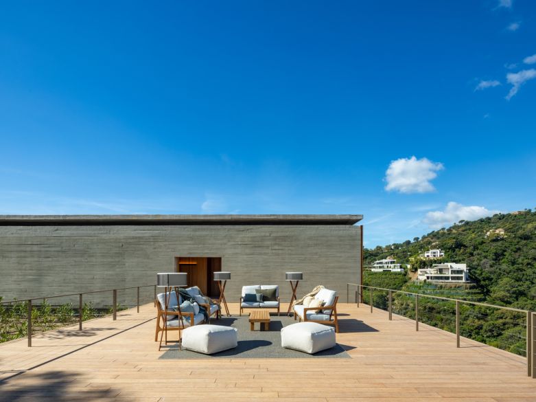 ¡Vida refinada en una villa moderna de nueva construcción en las colinas de Benahavís!