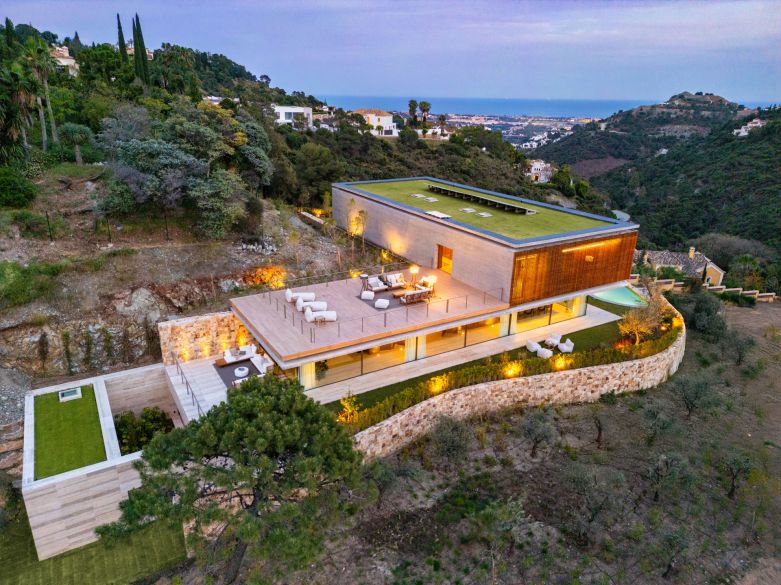 ¡Vida refinada en una villa moderna de nueva construcción en las colinas de Benahavís!