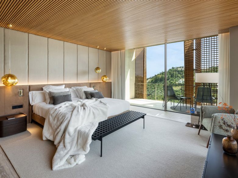 ¡Vida refinada en una villa moderna de nueva construcción en las colinas de Benahavís!