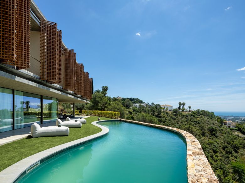 ¡Vida refinada en una villa moderna de nueva construcción en las colinas de Benahavís!