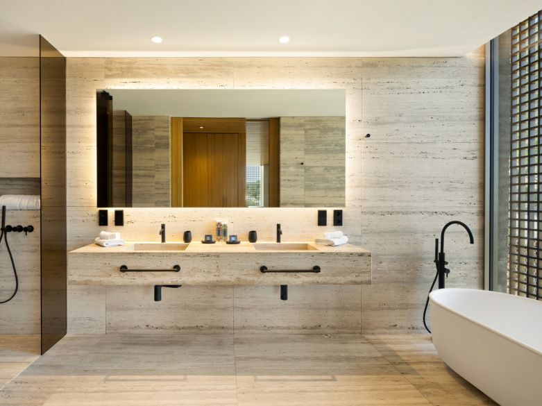 ¡Vida refinada en una villa moderna de nueva construcción en las colinas de Benahavís!