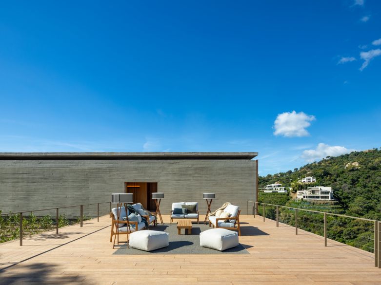 ¡Vida refinada en una villa moderna de nueva construcción en las colinas de Benahavís!