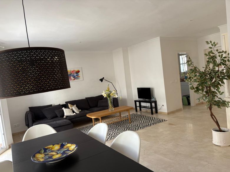 3 bedroom spacious apartment in El Pilar
