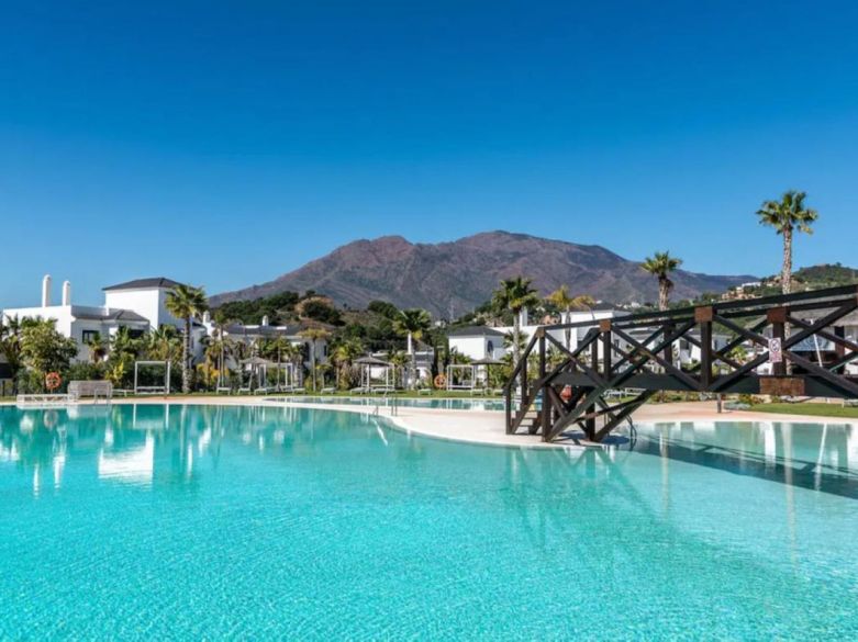 Elegant Apartment in Mirador de Estepona Hills with Sweeping Views