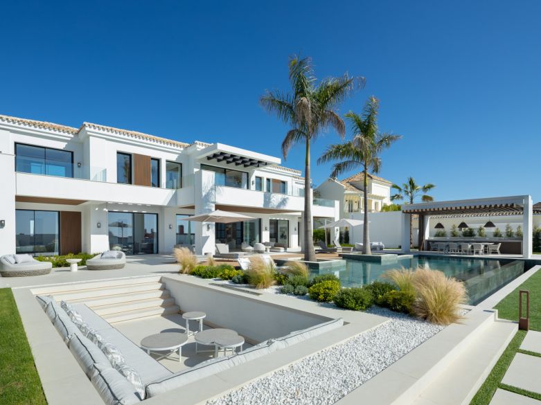 Luxury villa with panoramic views in Monte Halcones!