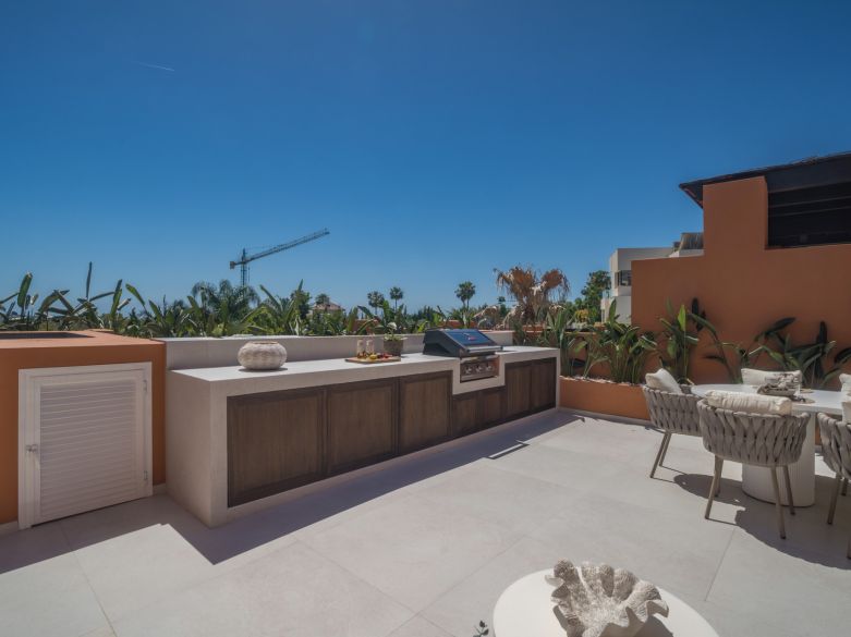 Stylish Duplex Penthouse in Nueva Andalucía with brand new renovations!