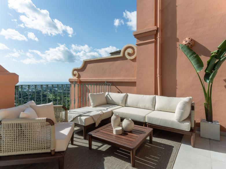 ¡Impresionante dúplex de 4 dormitorios con vistas panorámicas al mar!