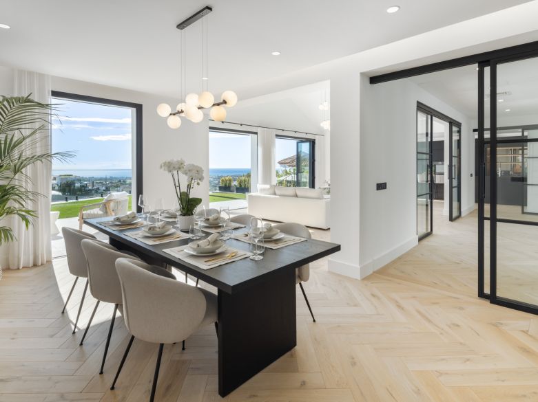 Lovely modern villa with heated pool and sea views in Monte Halcones!
