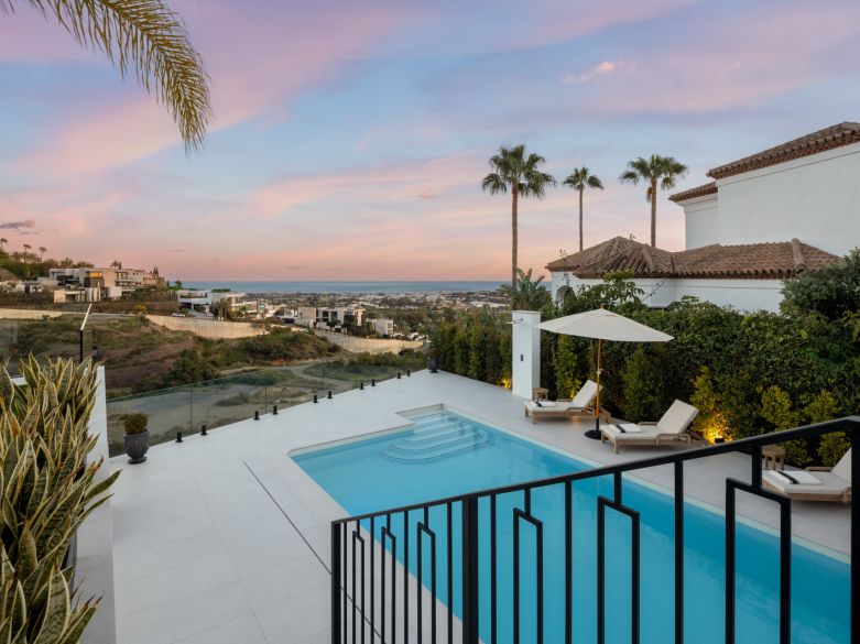 Superbe villa moderne avec piscine chauffée et vue sur la mer à Monte Halcones !