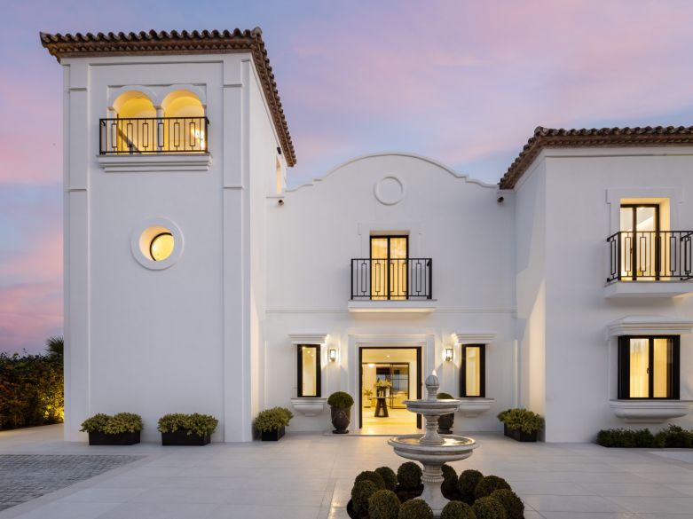 Superbe villa moderne avec piscine chauffée et vue sur la mer à Monte Halcones !