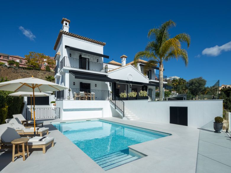 Superbe villa moderne avec piscine chauffée et vue sur la mer à Monte Halcones !