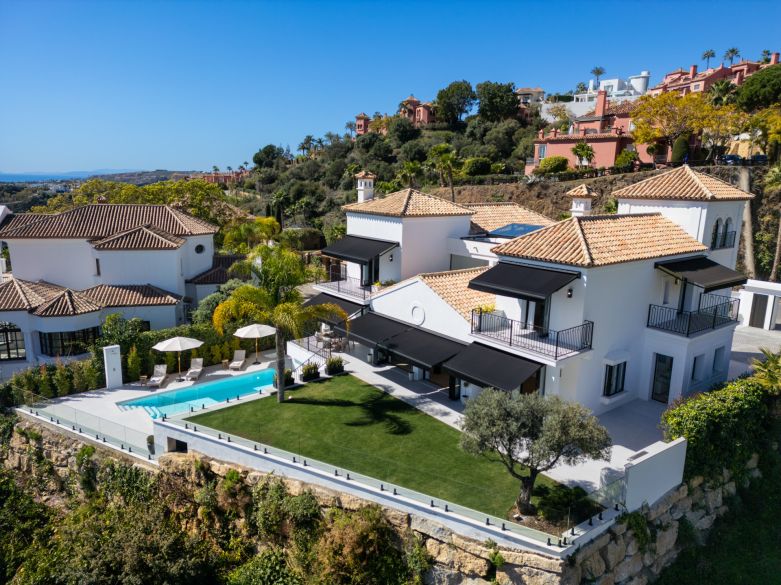 Superbe villa moderne avec piscine chauffée et vue sur la mer à Monte Halcones !