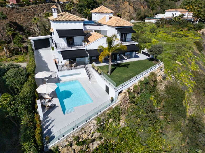 Superbe villa moderne avec piscine chauffée et vue sur la mer à Monte Halcones !