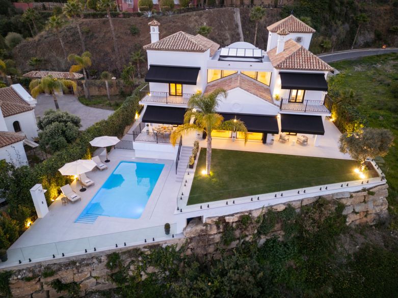 Superbe villa moderne avec piscine chauffée et vue sur la mer à Monte Halcones !