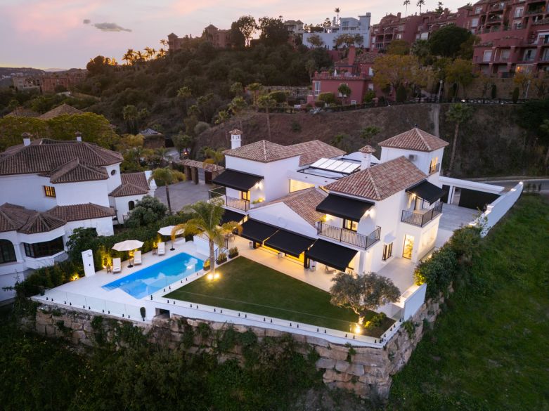 Superbe villa moderne avec piscine chauffée et vue sur la mer à Monte Halcones !