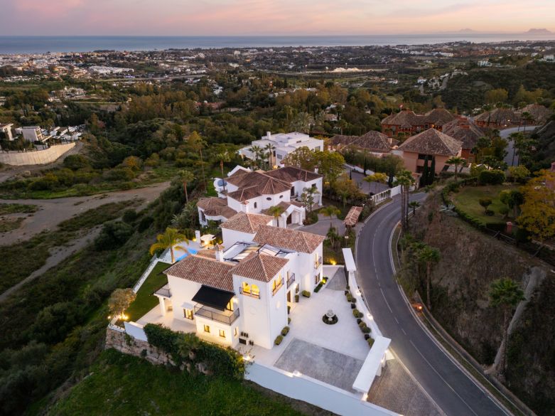 Superbe villa moderne avec piscine chauffée et vue sur la mer à Monte Halcones !