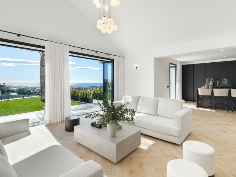 Superbe villa moderne avec piscine chauffée et vue sur la mer à Monte Halcones !