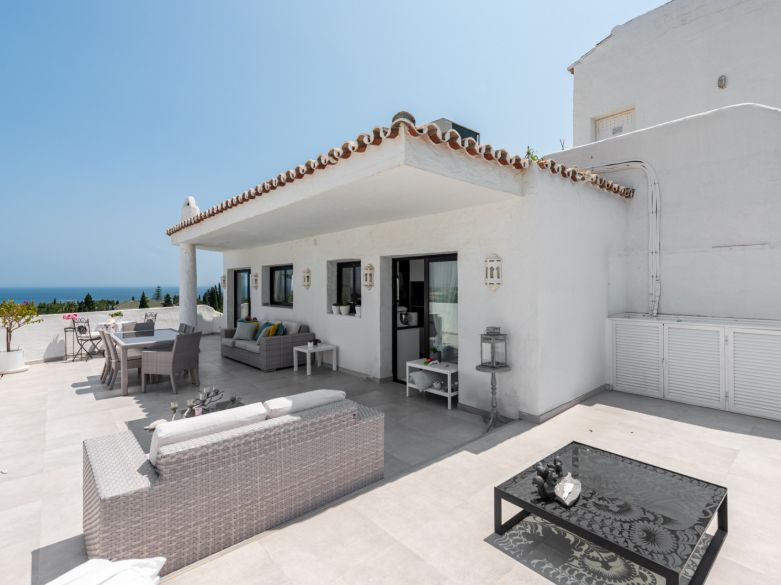 Elegant Penthouse with Breathtaking Views in Coto Real, Marbella’s Golden Mile