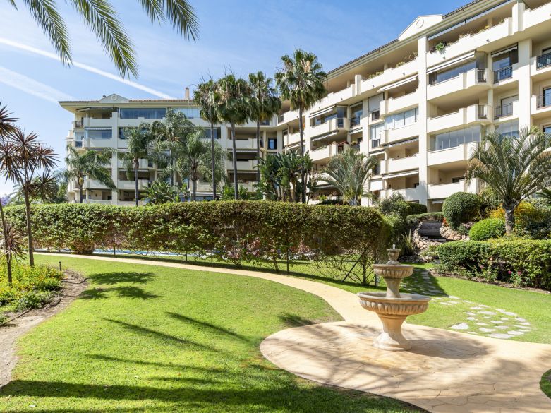 Spacious apartment in Guadalcántara, walking distance to San Pedro town!