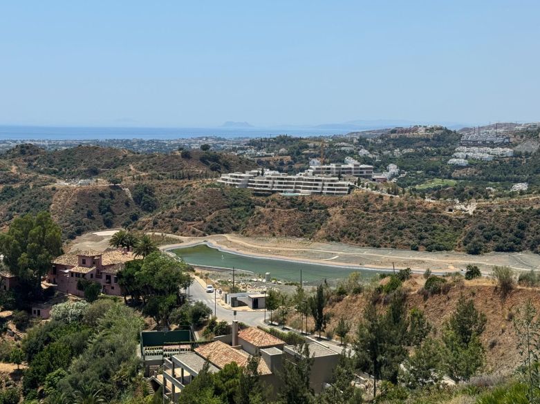 Parcela excepcional orientada al sur con vistas panorámicas al mar en Real de La Quinta, Benahavís