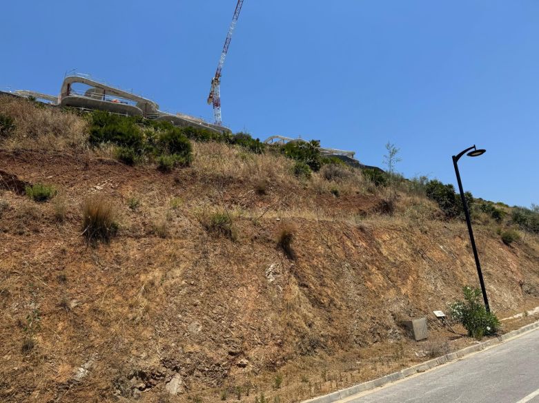 Parcela excepcional orientada al sur con vistas panorámicas al mar en Real de La Quinta, Benahavís