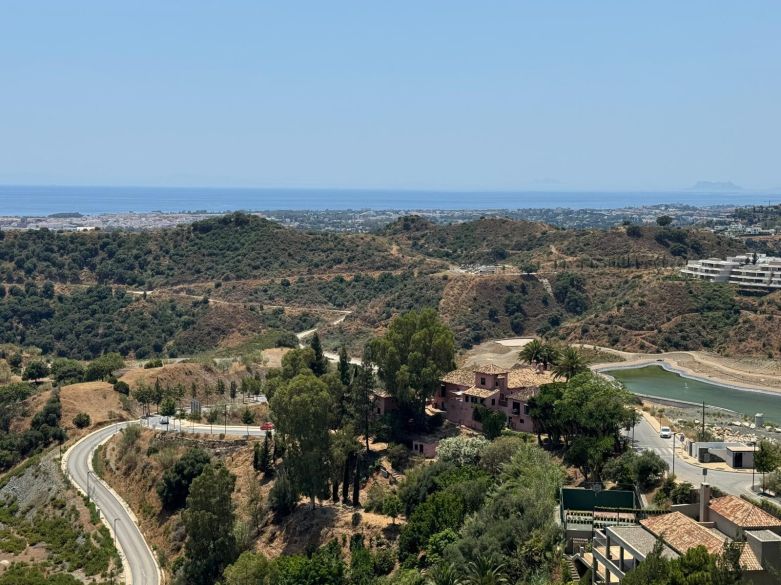 Parcela excepcional orientada al sur con vistas panorámicas al mar en Real de La Quinta, Benahavís