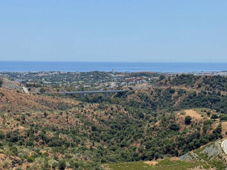 Parcela excepcional orientada al sur con vistas panorámicas al mar en Real de La Quinta, Benahavís