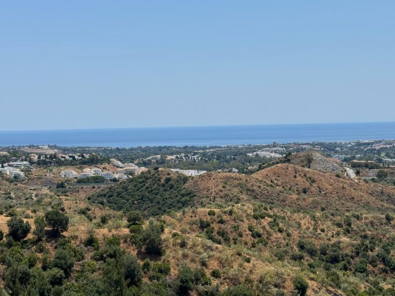 Parcela excepcional orientada al sur con vistas panorámicas al mar en Real de La Quinta, Benahavís