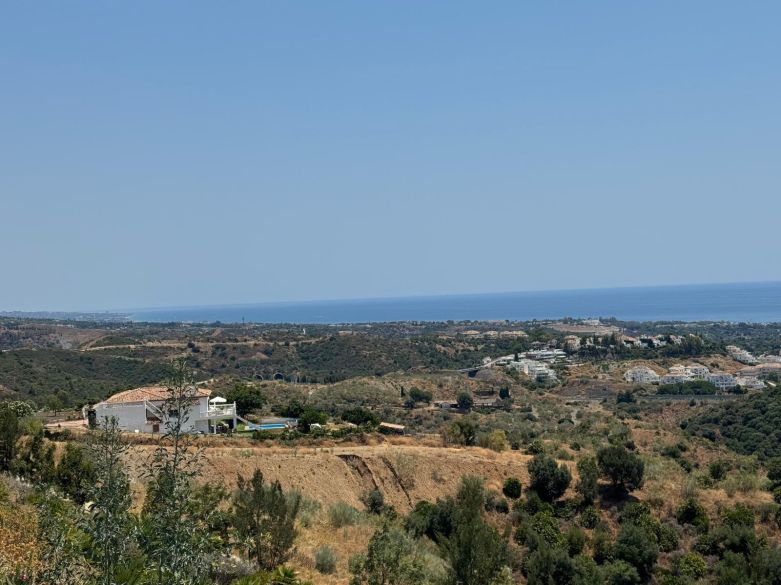 Parcela excepcional orientada al sur con vistas panorámicas al mar en Real de La Quinta, Benahavís