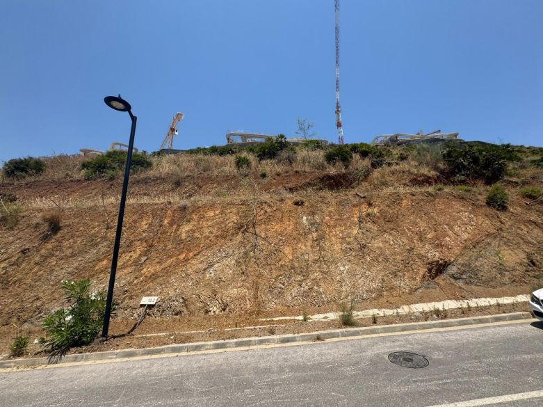Parcela excepcional orientada al sur con vistas panorámicas al mar en Real de La Quinta, Benahavís