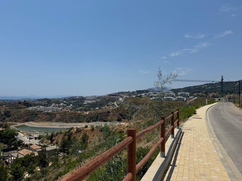 Parcela excepcional orientada al sur con vistas panorámicas al mar en Real de La Quinta, Benahavís
